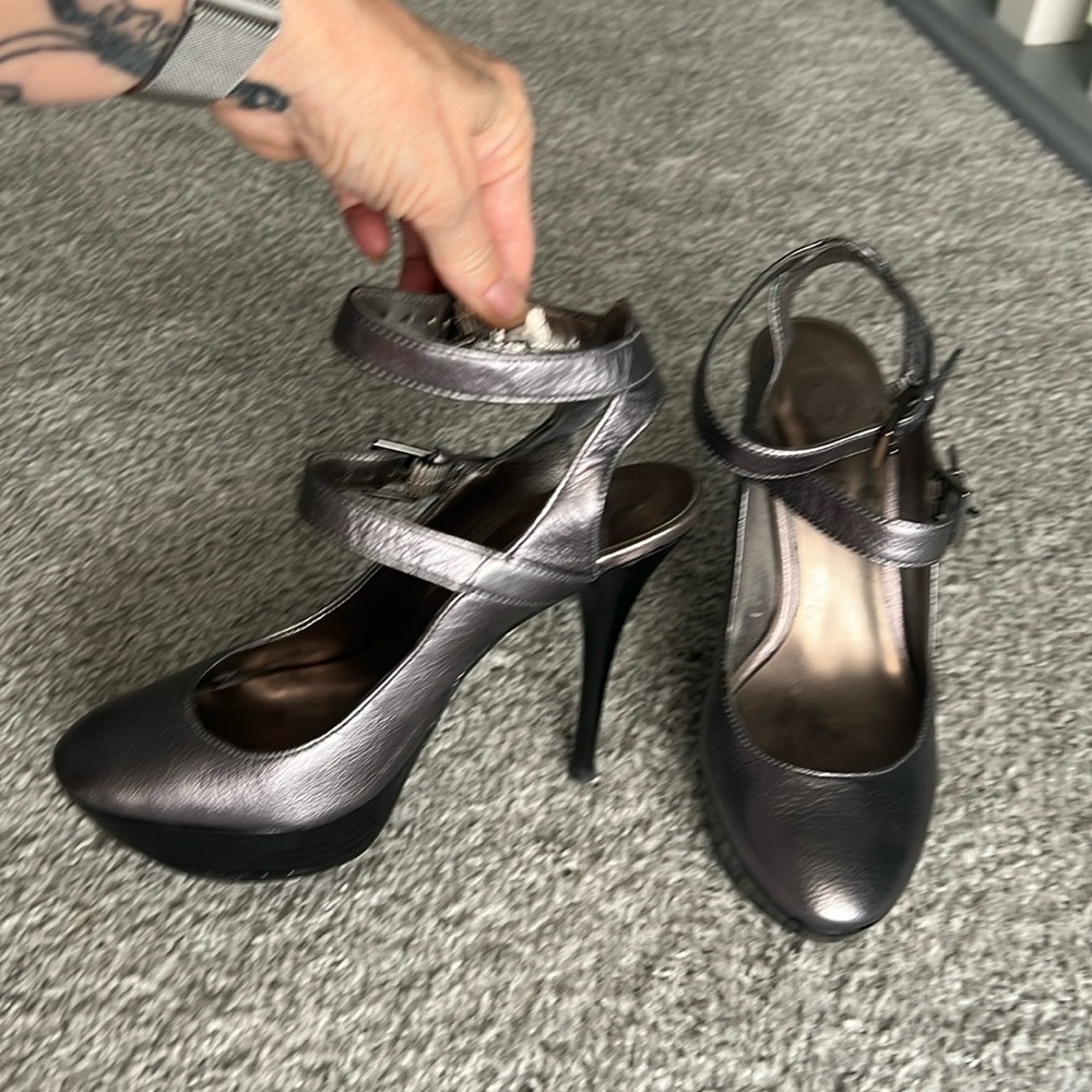 Guess platform pumps